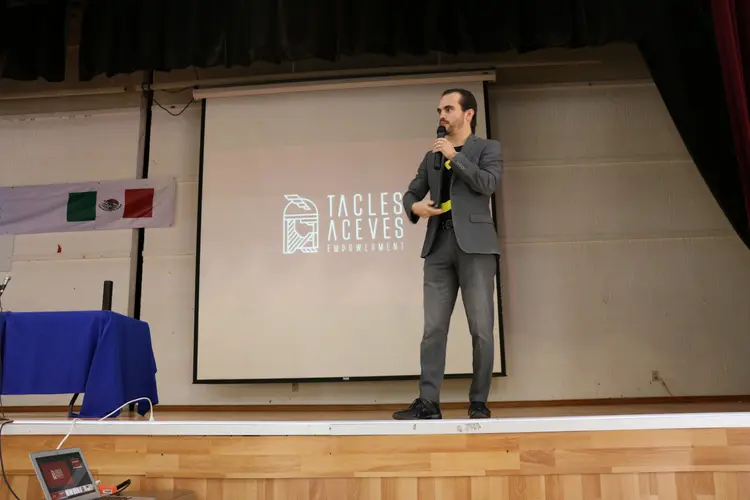 Tacles_conferencista_irak_fxdpi6